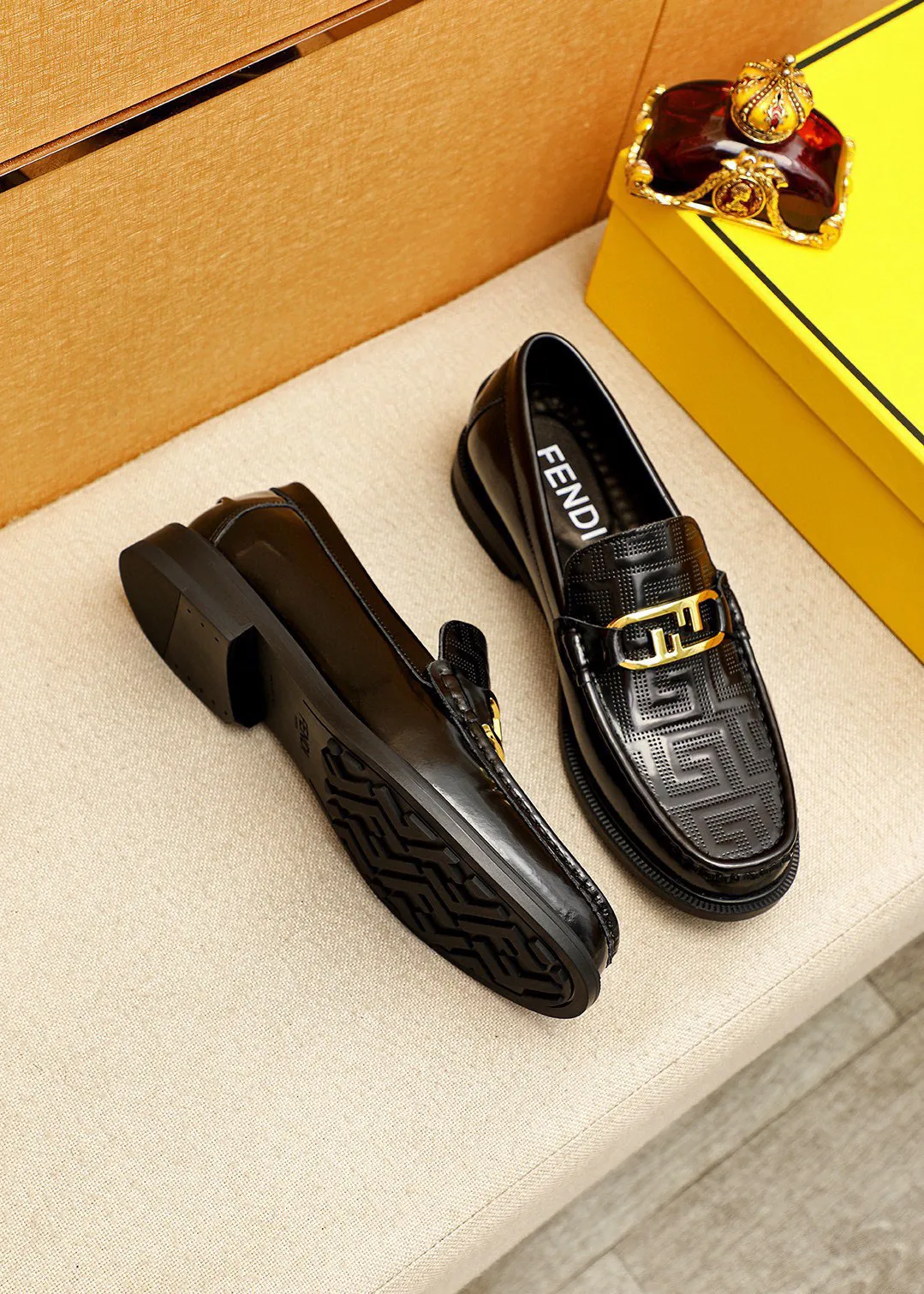 Men's shoes 💰460 💐 Product trademark: FENDI [Fendi] casual leather shoes Regular size: 38-44 (45🉑️customized) Product materials: Selected imported first-layer calfskin embossed upper + luxury hardware buckle, imported cow 🐂 lining. Strong three-dimensional visual effect, rubber outsole Color: 1⃣️color optional